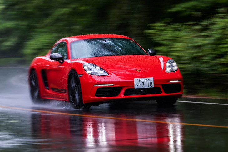 1968年に登場した「ポルシェ911 T」の精神を受け継ぐという「718ケイマンT」。車名の「T」はTouring（ツーリング）の略となる。日本では、2020年6月24日に導入が発表された。