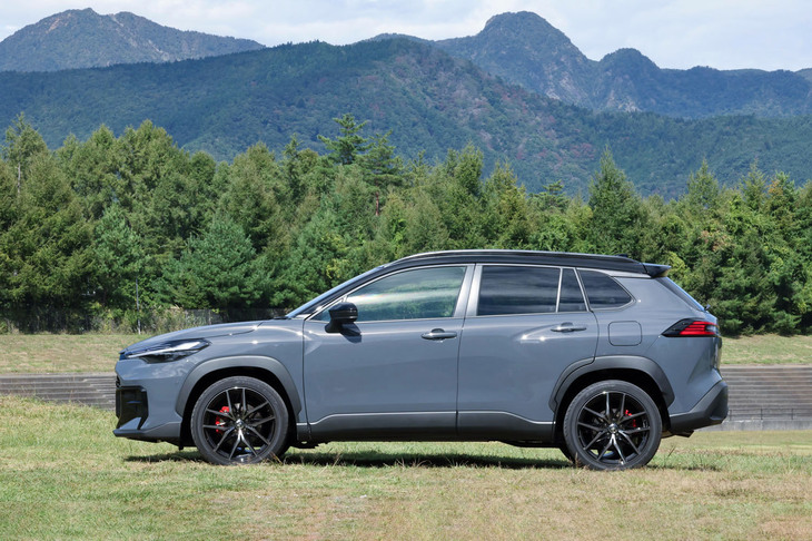 「カローラ クロスGRスポーツ」のボディーサイズは全長×全幅×全高＝4460×1825×1600mmで、ホイールベースは2640mm。専用セッティングのサスペンションにより、車高は標準モデルよりも10mm引き下げられている。