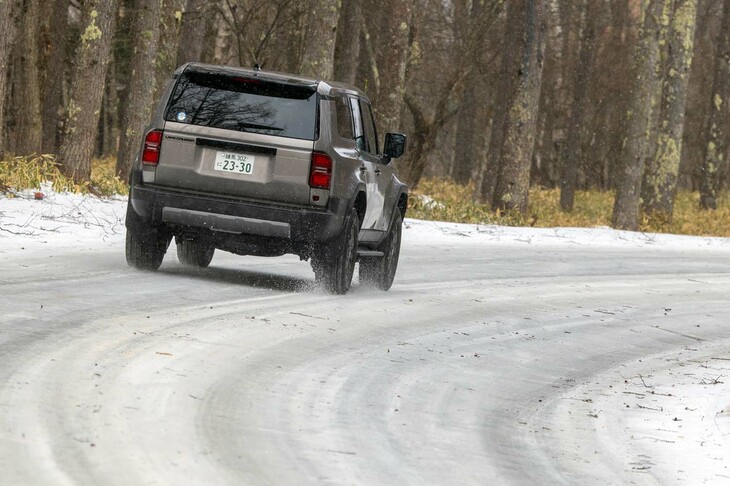 滑りやすい凍結路では、慎重なスロットル操作や先を見越しての繊細なブレーキ操作が必須となる。「ランドクルーザー“250”」のアクセルやブレーキの操作性は、こうした環境を考慮して調律されているのだ。