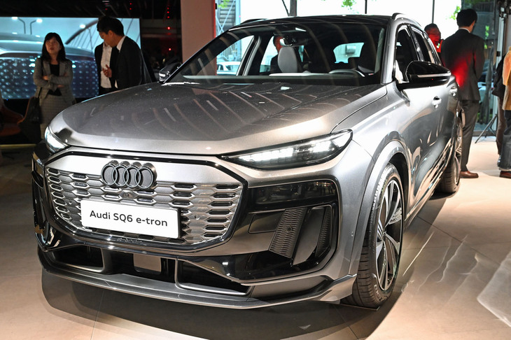 2025年夏に日本導入予定の「SQ6 e-tron」がいち早く展示されている（左ハンドル）。