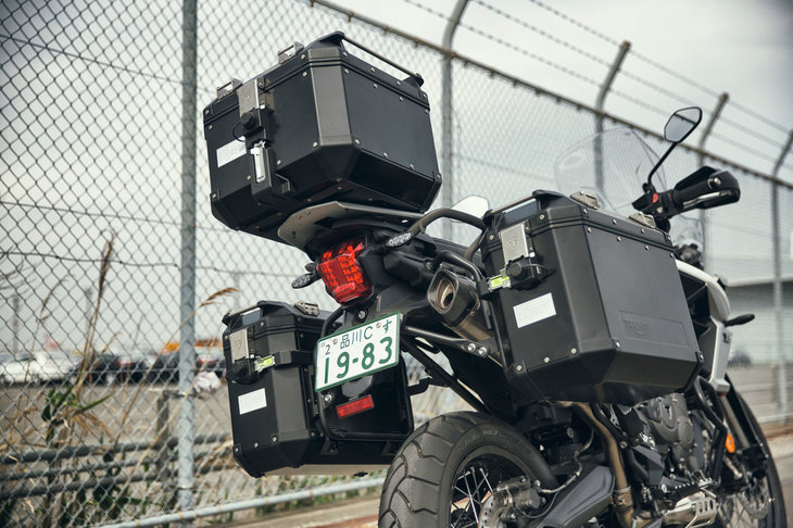 厚さ1.5mmのアルミで作られた、耐水性のトップボックスとパニアケース。トップボックスは42リッター、パニアケースは片方で37リッターの容量を持つ。