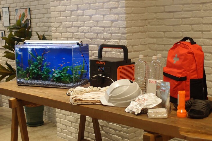 災害などの不意の停電時でも大容量のモバイルバッテリーは活躍する。活用例を示したディスプレイで面白かったのは、熱帯魚が泳ぐ水槽を維持するためのエアレーションやヒーター、照明の電源をモバイルバッテリーが担うシーン。なるほど、これなら大切に育てているお魚たちも急場をしのぐことができる！ 筆者も一年中、魚やトカゲやカブトムシなどを飼っているので身につまされた。