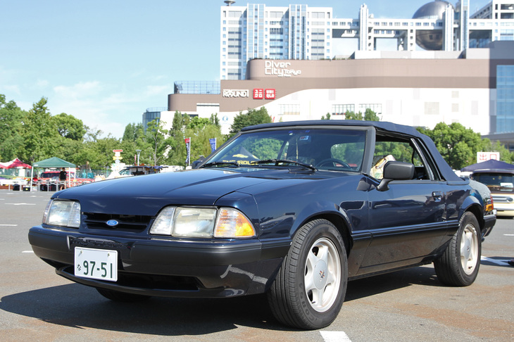 1979年から93年まで14年間も作られた3代目「フォード・マスタング」の、1987年ごろのコンバーチブル。歴代マスタングの中でも地味な存在だが、よくぞ生き残っていてくれた。
