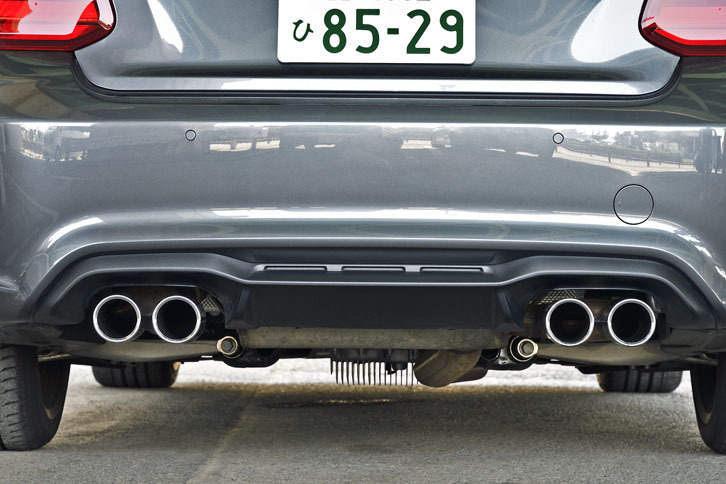 ハイグロス仕上げの「Mデュアル・ツイン・エキゾースト・テールパイプ」がリアビューをスポーティーに引き締める。