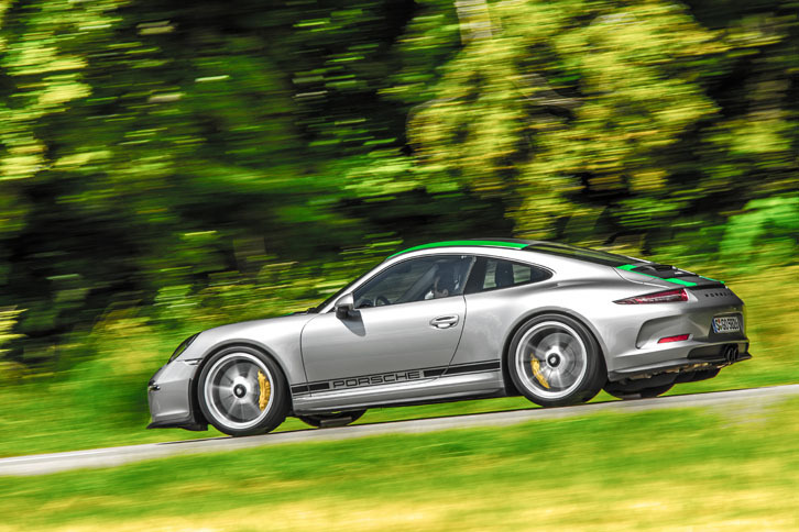 徹底的に軽量化が図られた「911R」。ルーフはマグネシウム製で、ポリカーボネート製のリアウィンドウおよびリアサイドウィンドウが採用されている。パワー・ウェイト・レシオは、オプション非装着の状態で2.7kg/ps。