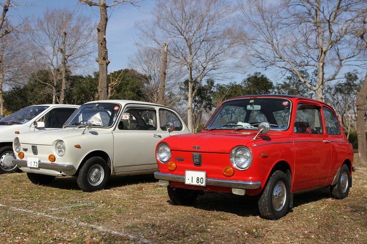 「スバルR-2」。「スバル360」の後継モデルとして1969年にデビュー、R-2の名はリアエンジンの2代目を意味する。左はベーシックな「スタンダード」で、右は「スーパーデラックス」。