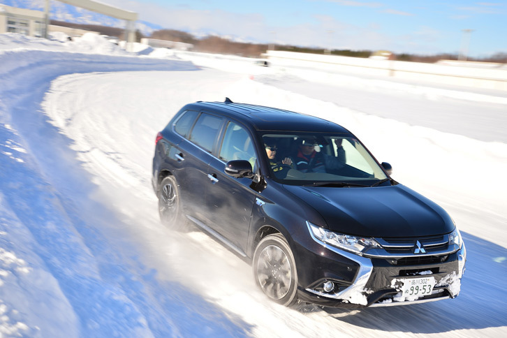 走行用のバッテリーやモーターなどを積むことから、「アウトランダーPHEV」はガソリン車より300kgほど車両重量が重い。