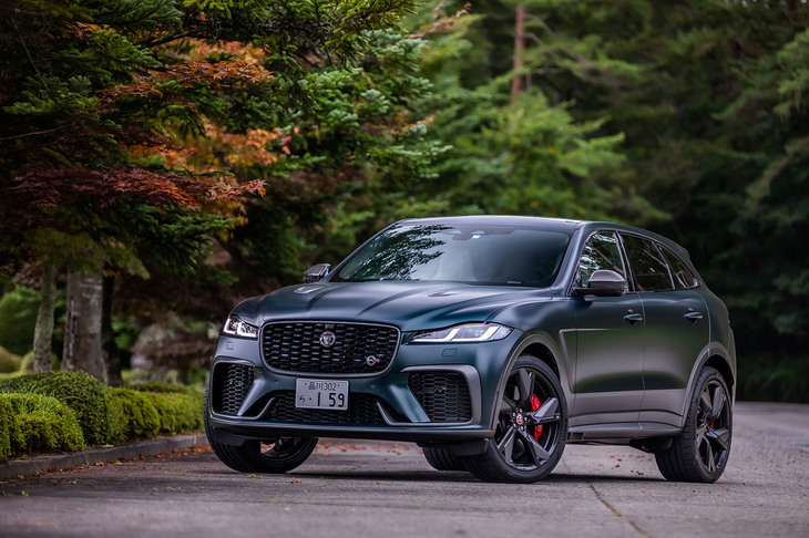 2021年2月に導入が発表された「ジャガーFペース」の2021年モデル。内外装のデザインを刷新し、最新のインフォテインメントシステムや新たなパワートレインを導入するなどの進化を遂げている。