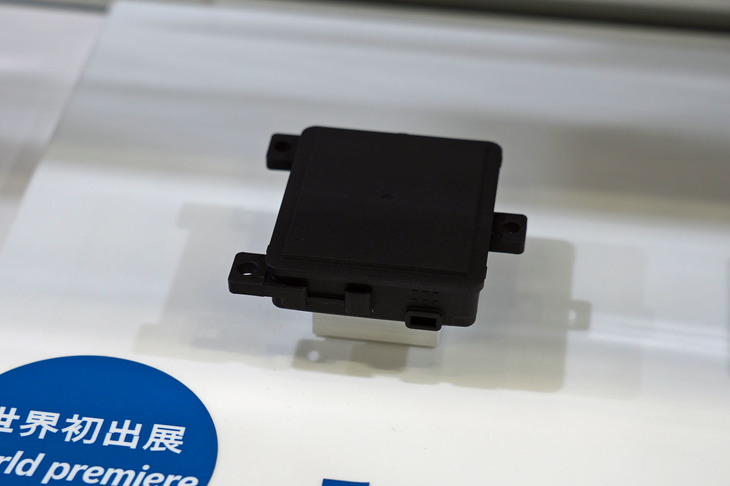 最新世代のレーダーセンサーではセンシング可能な距離が160mから210mに拡大。イーサネット通信に対応したため、より大容量のデータを高速で送信できるようになった。2019年秋には量産が開始されるが、最初に搭載されるのは日本メーカーのクルマではないそうだ。