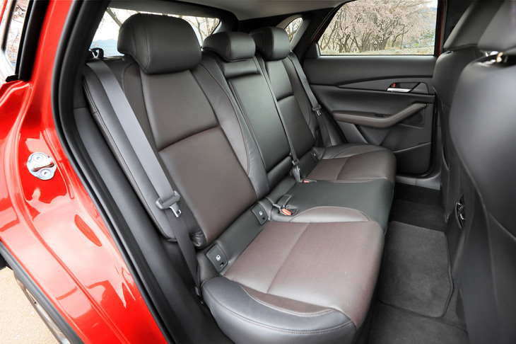 後席のゆとりは「CX-3」比で大幅に改善。前後座席間距離は26mm、左右座席間距離は50mm拡大している。