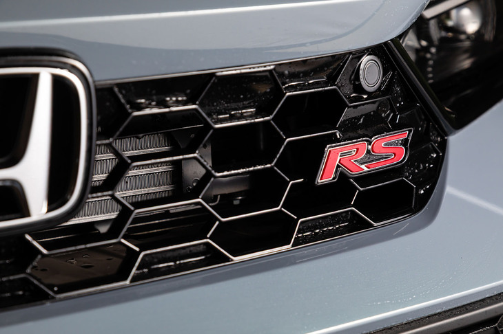 「RS」は爽快な走りを追求したスポーツグレード。2024年9月にまずは1.5リッターターボ＋MTのモデルが発売となり、2026年6月にハイブリッドの「e：HEV RS」が追加された。