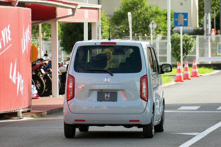 5秒以上アクセルを踏み続けると、車速は最大30km/hまで上がるが、一度しっかりアクセルを戻さない限りは、それ以上加速はしない。