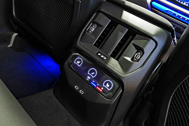 BMW X3 M50 xDrive（後席用エアコン＆後席シートヒーターの操作スイッチ／USB Type-Cポート）