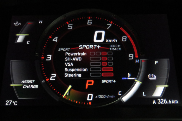 「スポーツ+」と「トラック」モードでは赤を基調とした配色となり、油温の表示などが加わる（写真はスポーツ+モード）。