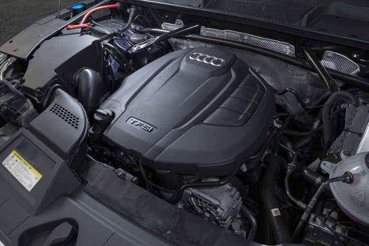 テスト車「アウディQ5」のエンジンは、「ボルボXC60 T5」と同じ排気量の2リッター直4ターボ。今回の試乗では、270km弱の距離を走行し、10.0km/リッター前後の燃費を記録した。