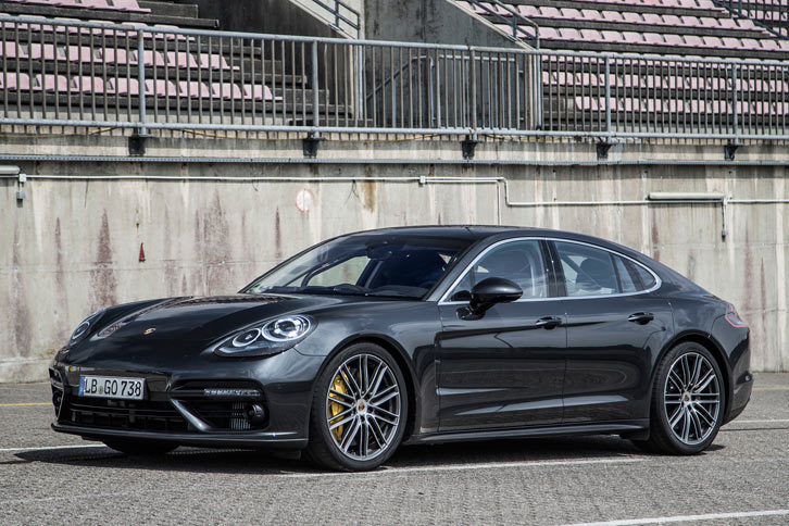 新型「ポルシェ・パナメーラ ターボ」