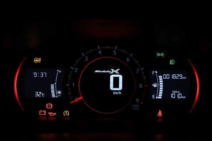 「Moduro X」のロゴが入ったメーターパネル。ボタン操作で、画面の色調を白から赤（写真）に変えることができる。