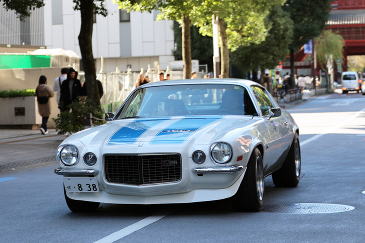 アメリカ車が最もパワフルだった時代の1970年「シボレー・カマロZ28」。センターラインオーバーは駐車車両を避けるため。