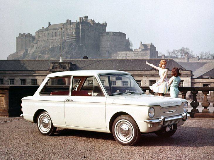 1963年「ヒルマン・インプ」。コルベア・ルックをまとった、開閉式リアウィンドウを持つ2ドアセダンボディーに総アルミ製の875cc直4 SOHCエンジンを搭載。1976年までにシリーズ総計で約49万台がつくられた。