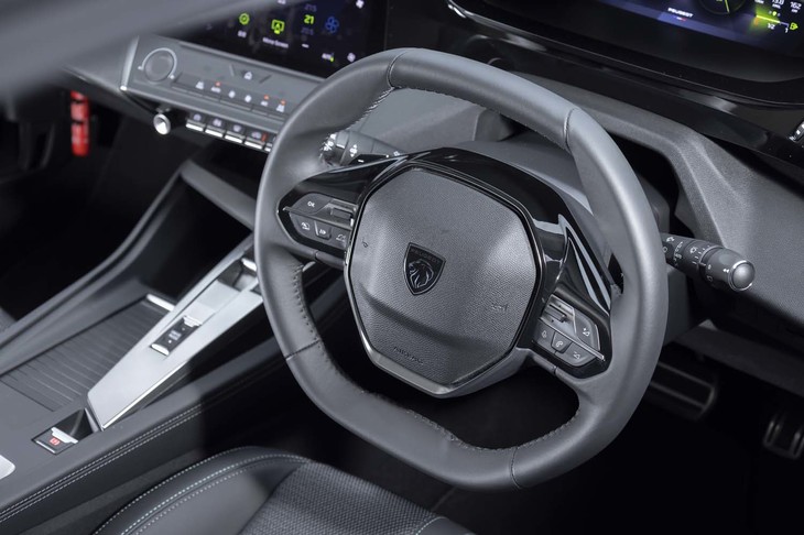 上下がフラットになった、プジョーならではの小径のステアリングホイール。アダプティブクルーズコントロールのスイッチがステアリングポストのレバーから、一般的なステアリングスイッチ式に変わっている。