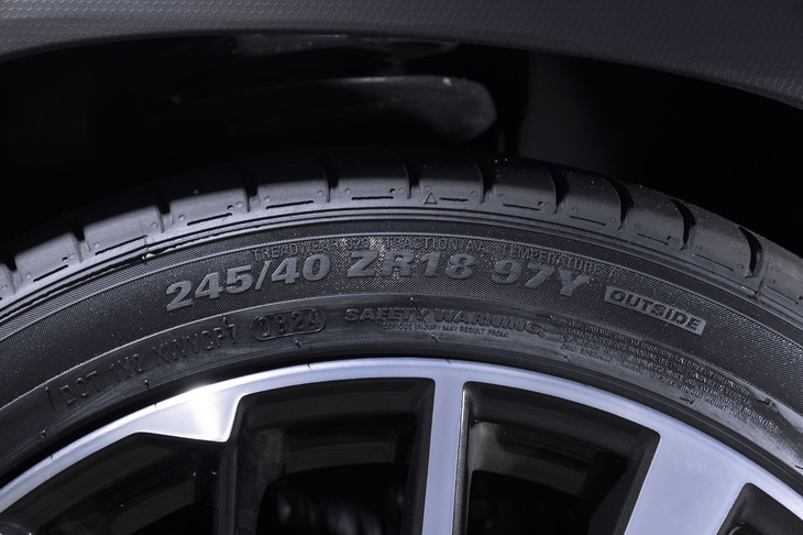「WRX S4」には純正タイヤと同じ245/40R18サイズを装着。16インチから22インチまでサイズラインナップは多彩で、2023年にはSUV向けの「エクスタPS71 SUV」も追加された。
