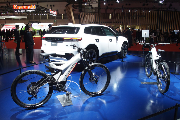 「ホンダ・プロローグ プロトタイプ」（写真奥）と「ホンダe-MTBコンセプト」（写真手前）。