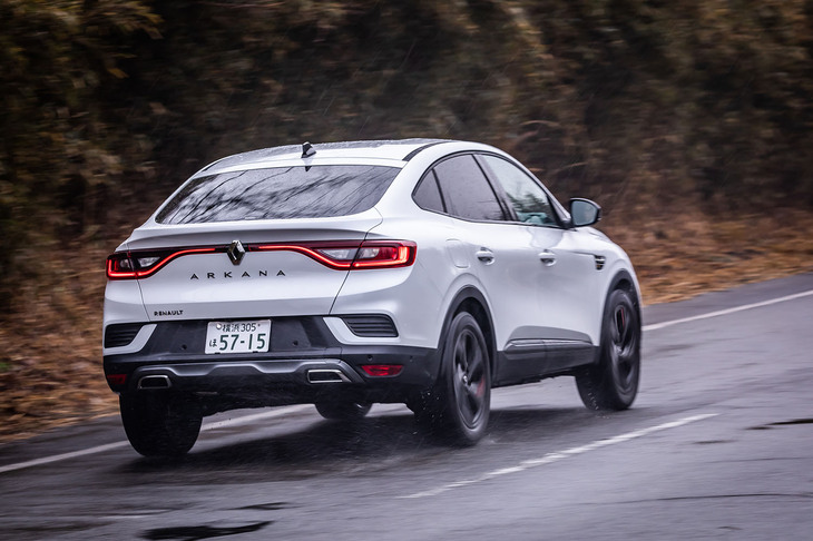 アイドリングストップからのエンジン再始動は滑らかで、3500rpmあたりから盛り上がるパワー感も気持ちがいい。パワートレインへの負荷が低い場面では、エンジンと駆動輪を切り離して燃費を稼ぐ、コースティングモードに入る。