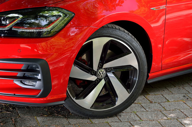 「ゴルフGTI」のホイールは、標準サイズが17インチ。テスト車には、1サイズ大きな18インチのもの（オプション）が装着されていた。