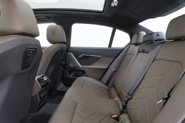 全長5m級のサルーンとしては後席の足元は広くない。BMWが追求する運動性能との兼ね合いゆえのサイズだ。