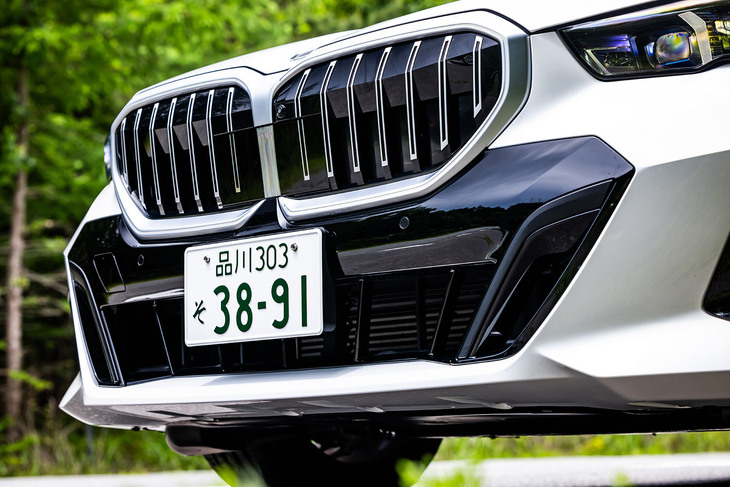 天地方向に拡大したキドニーグリルは夜間走行時にライトアップされる。ツインヘッドランプとキドニーグリルで構成されるそのフロントフェイスは、ひと目でBMW車だとわかるものだ。