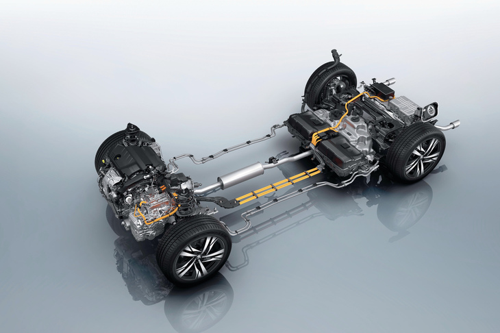 「508／508SW」に搭載されるプラグインハイブリッドシステム。最高出力180PSの1.6リッター直4ガソリンターボエンジンに同110PSの電動モーターを組み合わせ、システム全体で最高出力225PSを発生する。