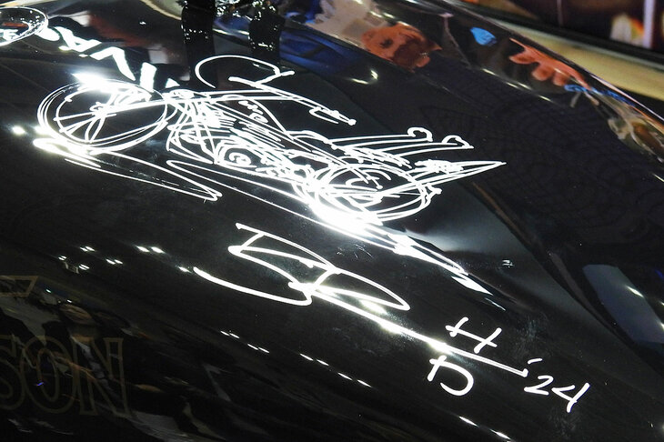 ブラッド・リチャーズ氏の手になるバイクのイラストとサイン。