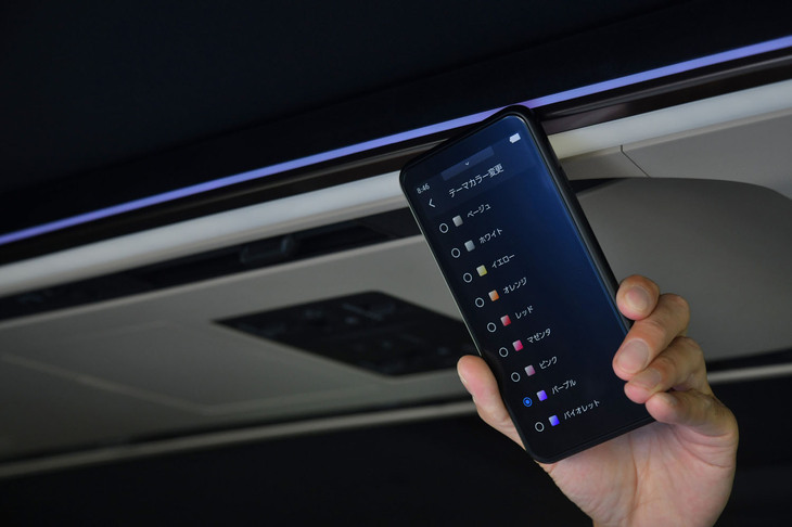 スマートフォンのような形状のマルチオペレーションパネルは脱着式。オーディオやアンビエントライトがコントロールできるほか、これでも各サンシェードの開閉が可能。