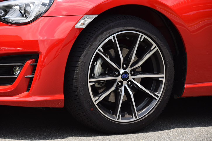 
	「BRZ R」や「S」に装備される、新しいデザインの17インチアルミホイール。タイヤのサイズや銘柄については、従来モデルから変更はない。
	