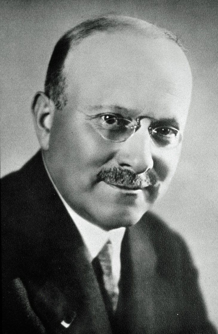 シトロエンの創業者であるアンドレ・シトロエン（1878-1935）。“新しいもの好き”で、自動車に採用する技術はもちろん、マーケティングや広告にも新しい手法を取り入れ、新興のシトロエンをフランス屈指のメーカーに成長させた。