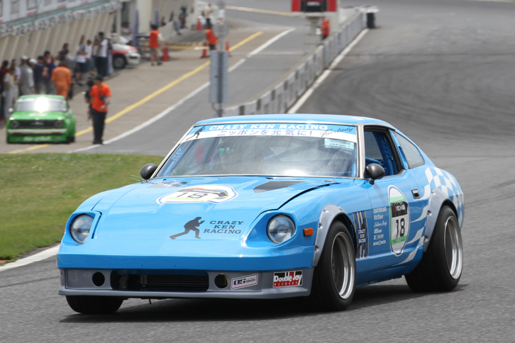 ジャパンランと呼ばれるスポーツ走行に参加した、アメリカンな雰囲気の型式名S130こと2代目「日産フェアレディZ」。ステアリングを握るのは、昨年秋の筑波エンデュランスに「スカイライン2000GT-R」で参戦し話題を呼んだクレイジーケンバンドの横山 剣さん。