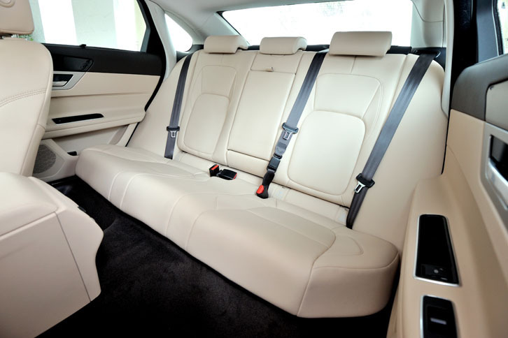 後席は、旧型と比較してニールームが24mm、ヘッドルームが27mm広がった。レッグルームはクラス最大をうたう。