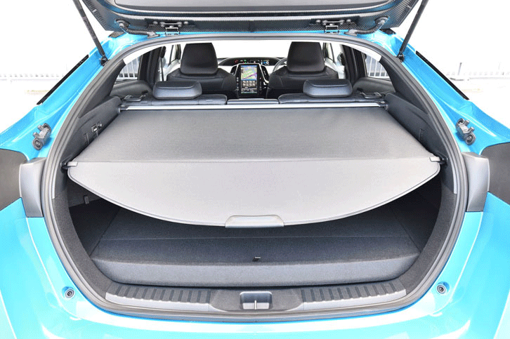 荷室の容量は360～1200リッター。「プリウスPHV」の場合、フロアの高さは、ハイブリッド車の「プリウス」に比べて約7cm高くなっている。（写真をクリックすると荷室のアレンジが見られます）