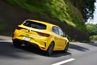 「メガーヌR.S.トロフィー」に採用されている「4HCC」は、ダンパー底部に内蔵したセカンダリーダンパーの働きにより、路面との接地性を最大限に高める。