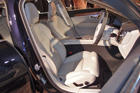 「V90 T6 AWD インスクリプション」の前席。表皮には上質なナッパレザーが採用される。