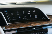 インフォテインメントシステム「CUE」は細部までしっかり日本語に対応。本国仕様に設定のある拡張現実（AR）対応ナビの出来栄えも気になるところだが、日本仕様にはゼンリン製の完全通信車載ナビが標準装備される。