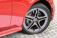 タイヤサイズは前が245/40R19、後ろが275/35R19。テスト車には「ダンロップSPORT MAXX RT2」が装着されていた。