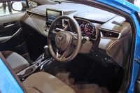 「シンプルでゆったり」をイメージしてデザインしたというインテリア。シルバーの加飾とブラックパネルでドレスアップされている。