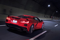 サスペンションは前後ともにダブルウイッシュボーン式。スプリングは「コルベット」伝統の横置きコンポジットリーフから、コイルに変更された。