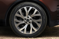 グロスライトシルバーでダイヤモンドターンドフィニッシュの「21インチ“スタイル7001”アロイホイール」が「ジェミナイ」に標準で装備される。