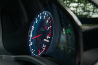 全車に採用されるオプティトロン式2眼メーターは、文字や目盛りなどが浮かび上がって見えるようデザインされている。