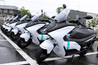 会場にズラリと並べられた「E01」。日本での第1次実証実験は2022年7月～9月を予定しており、同年11月以降の第2次実証実験の実施も考えられている。