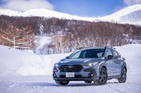 2022年9月に初公開、同年12月に発売された「スバル・クロストレック」。試乗車両は「オフショアブルー・メタリック」の外板色をまとったAWDの「ツーリング」グレードで、車両本体価格は347万0500円。