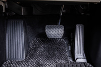 近年のマツダ各車と同じく、こだわりのオルガン式アクセルペダルを採用。右足を伸ばした先にアクセルペダルが、左足を伸ばした先にフットレストが極めて自然に配置されている。