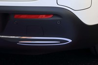バンパー下部には、マフラーエンドを思わせるクロームのアクセントが添えられる。が、電気自動車の「EQC」に排気管は備わらない。